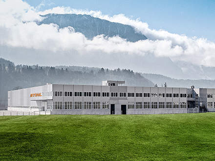 : Autriche À Langkampfen, chez STIHL Tyrol, une installation photovoltaïque a été mise en place en 2018. Elle permet d'économiser près de 114 tonnes de CO₂ par an. En 2020, pour la seconde fois déjà, STIHL Tyrol a été récompensée pour cette innovation par l'initiative de protection du climat du ministère fédéral autrichien du Développement durable et du Tourisme qui lui a décerné le titre de « klimaaktiv ». Une extension de l'installation est déjà prévue. Par ailleurs, STIHL Tyrol utilise les eaux souterraines pour climatiser le bâtiment. L'eau est acheminée par l'intermédiaire d'un échangeur de froid et mise à disposition du dispositif de ventilation au moyen de sorties à induction ultra modernes. Les économies réalisées par rapport au système de refroidissement classique s'élèvent à environ 80 %. Ce système permet également d'économiser de l'électricité. Il est donc nettement moins cher qu'un système de refroidissement avec climatisation ordinaire.